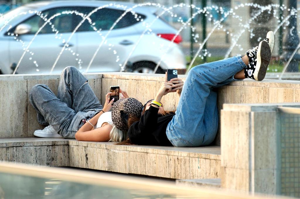 Advanced web browser interface displaying multiple tabs with AI search suggestions and privacy controls